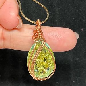 🎁🌟dainty  green pear shaped glass crystal-wire wrapped